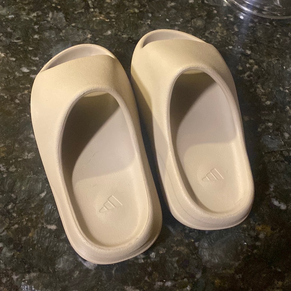 NEW Yeezy slide “Pure” women’s size 39